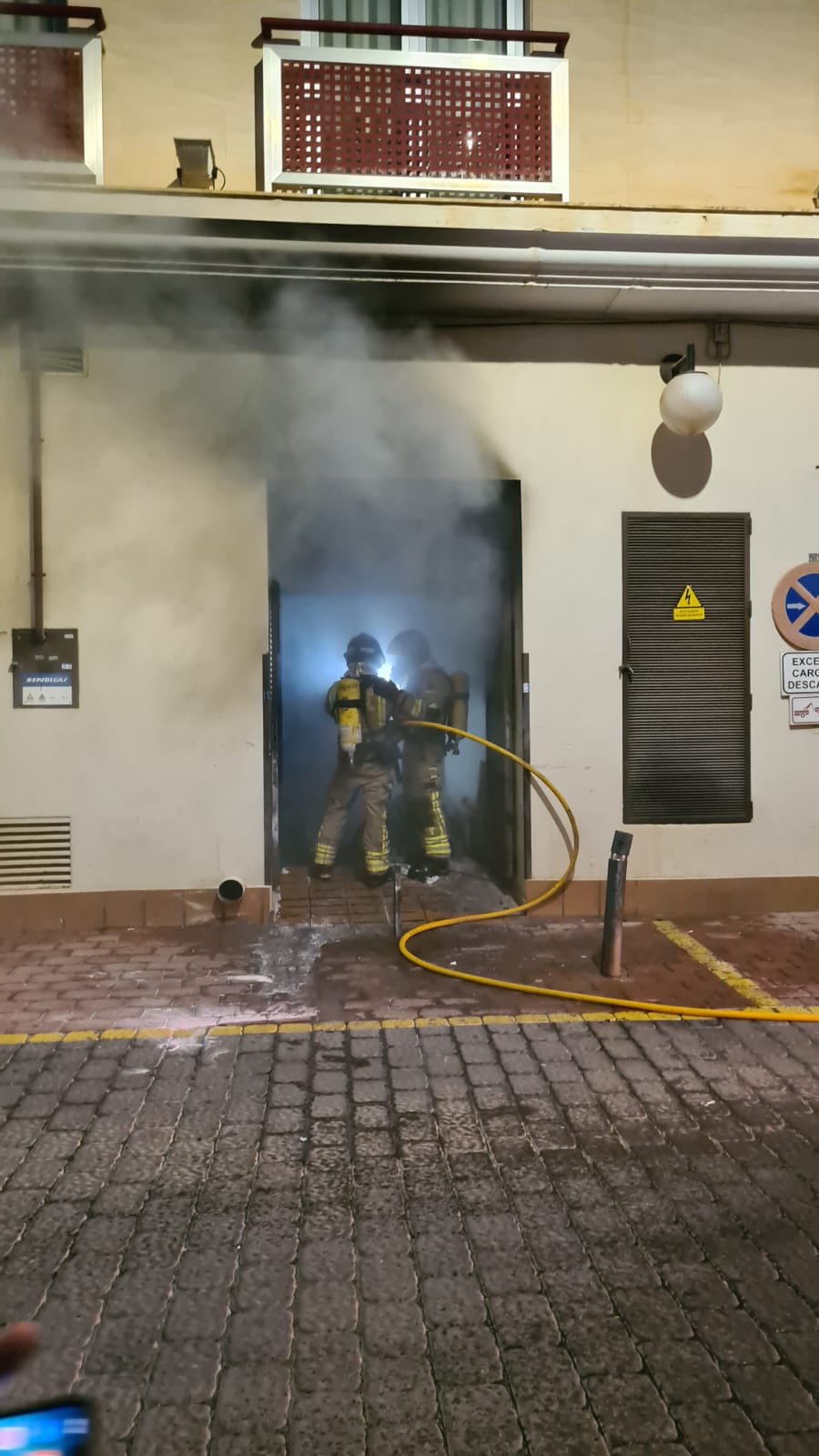 Bomberos CEIS y Policía Local de San Pedro del Pinatar, logran sofocar el incendio declarado en un local hostelero