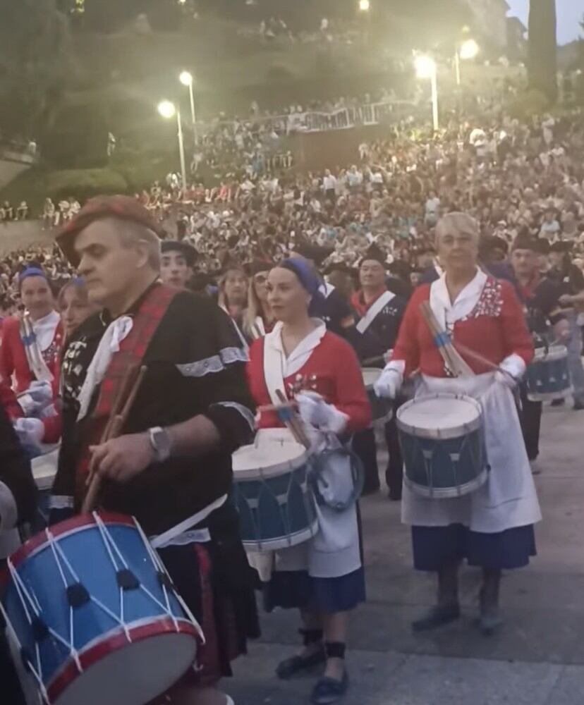 Un momento de la tamborrada de mayores de la noche de San Juan