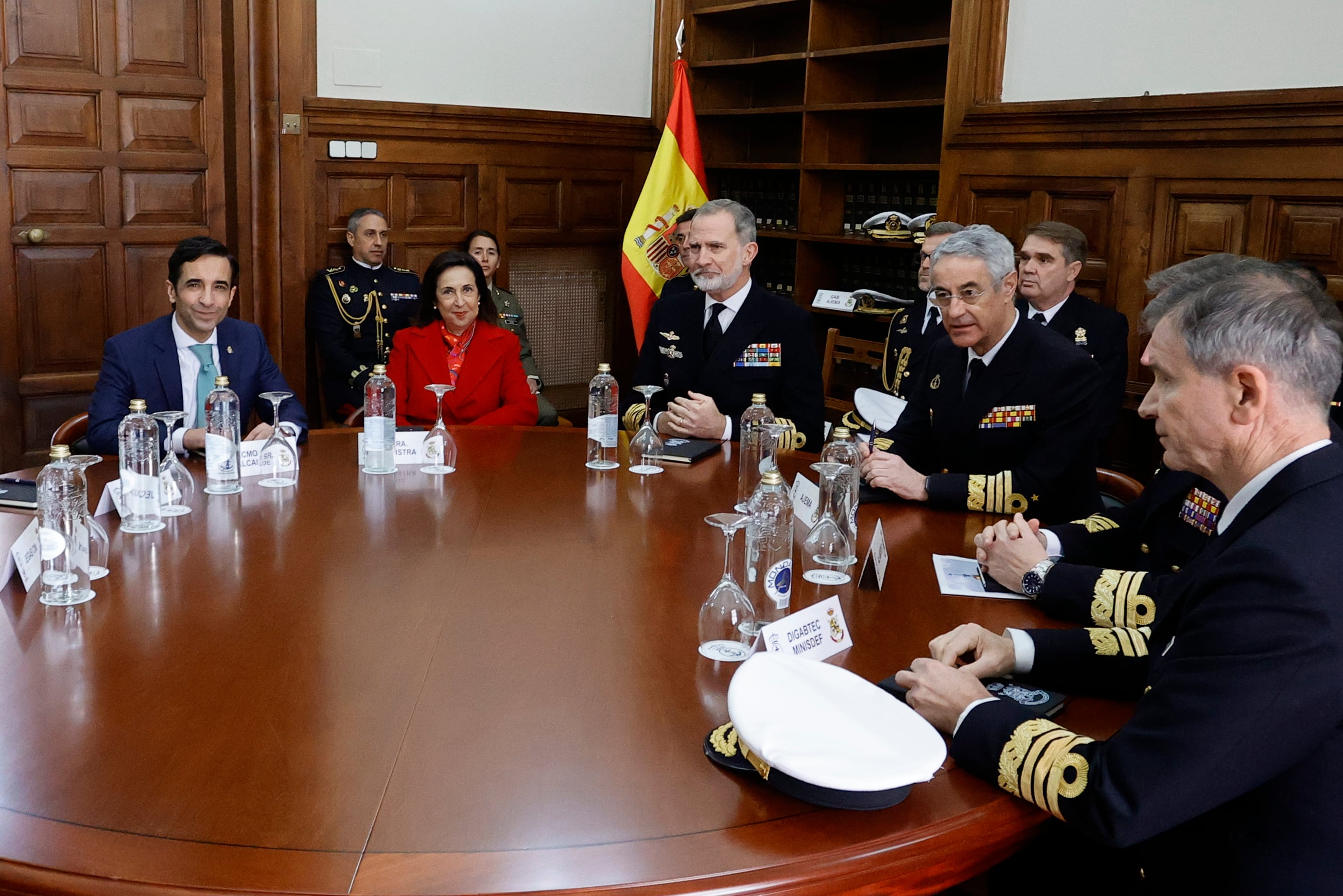 El rey Felipe VI acompañado por la ministra de Defensa, Margarita Robles, y el alcalde de Ferrol, José Manuel Rey Varela, mantiene un encuentro con mandos militares mientras visita el Arsenal Militar de Ferrol, este jueves. EFE/Kiko Delgado