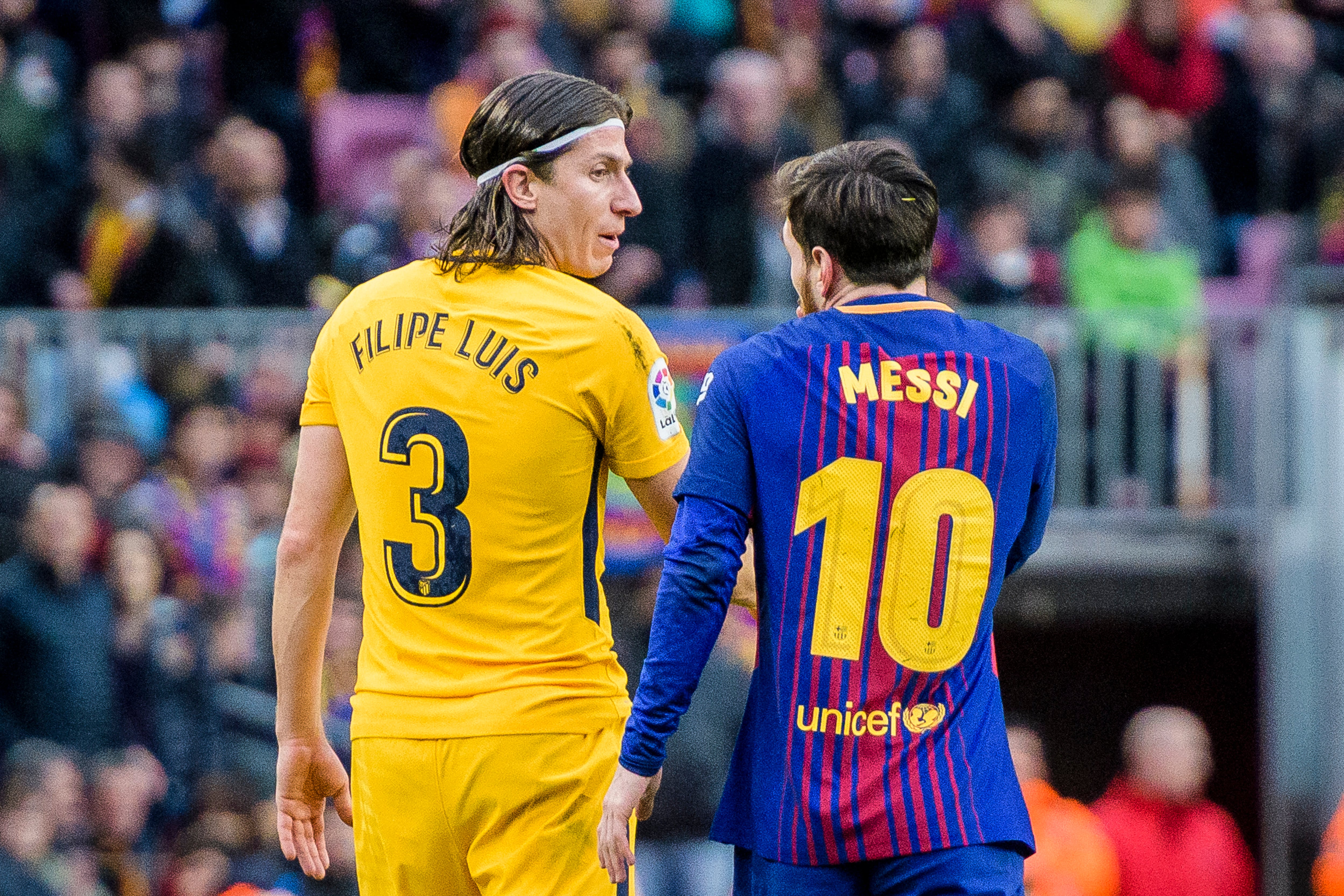 Filipe Luis y Leo Messi durante un Barça-Atleti.