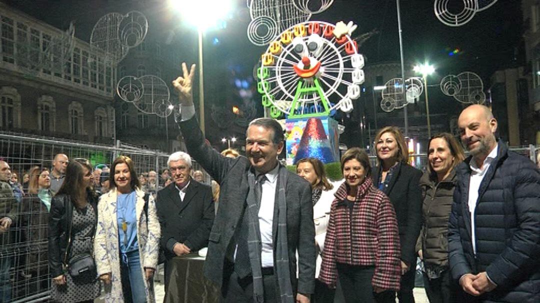 El alcalde Abel Caballero con su característico gesto de la victoria posando delante del meco  