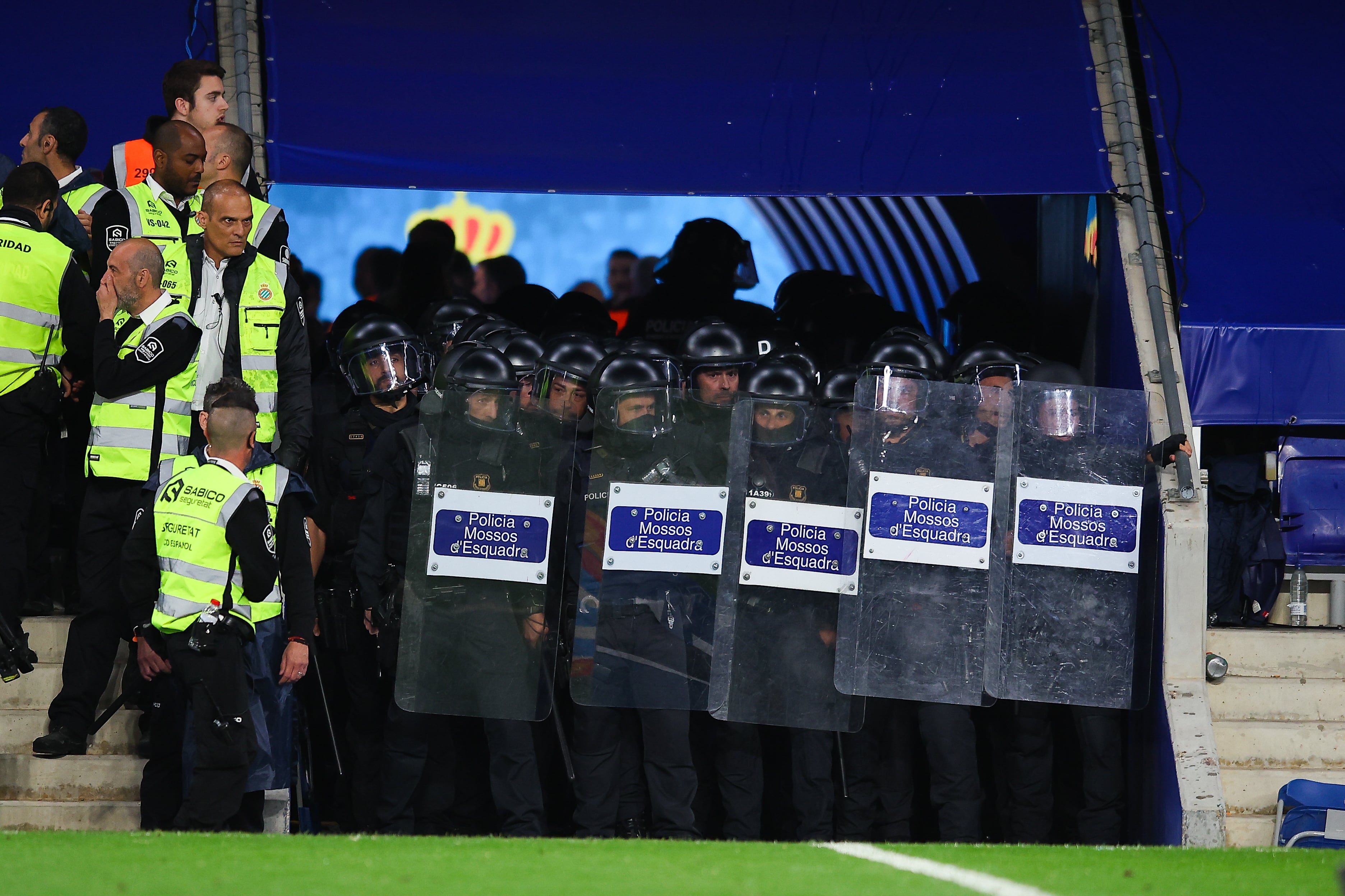El dispositivo policial durante el Espanyol-Barça de mayo de 2023