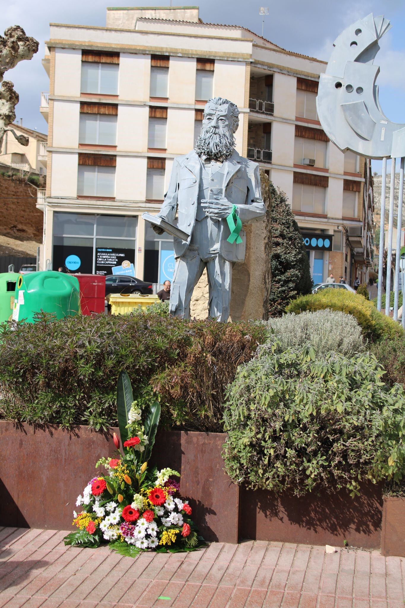 El acto se completó con el depósito de un ramo de flores a los pies de la estatua