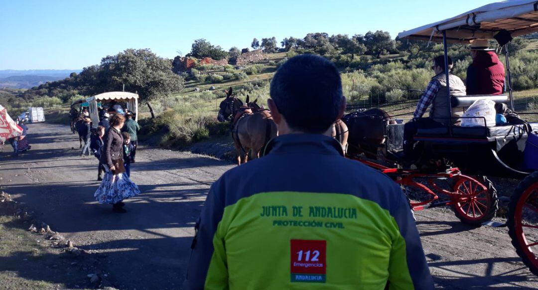 Un miembro del 112 controla la subida de las carretas.