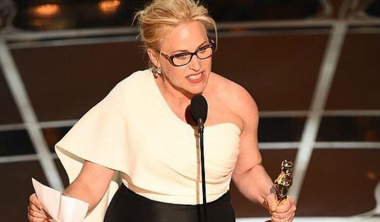 Patricia Arquette tras recoger el Oscar a Mejor Actriz Secundaria por su interpretación en &quot;Boyhood&quot;.