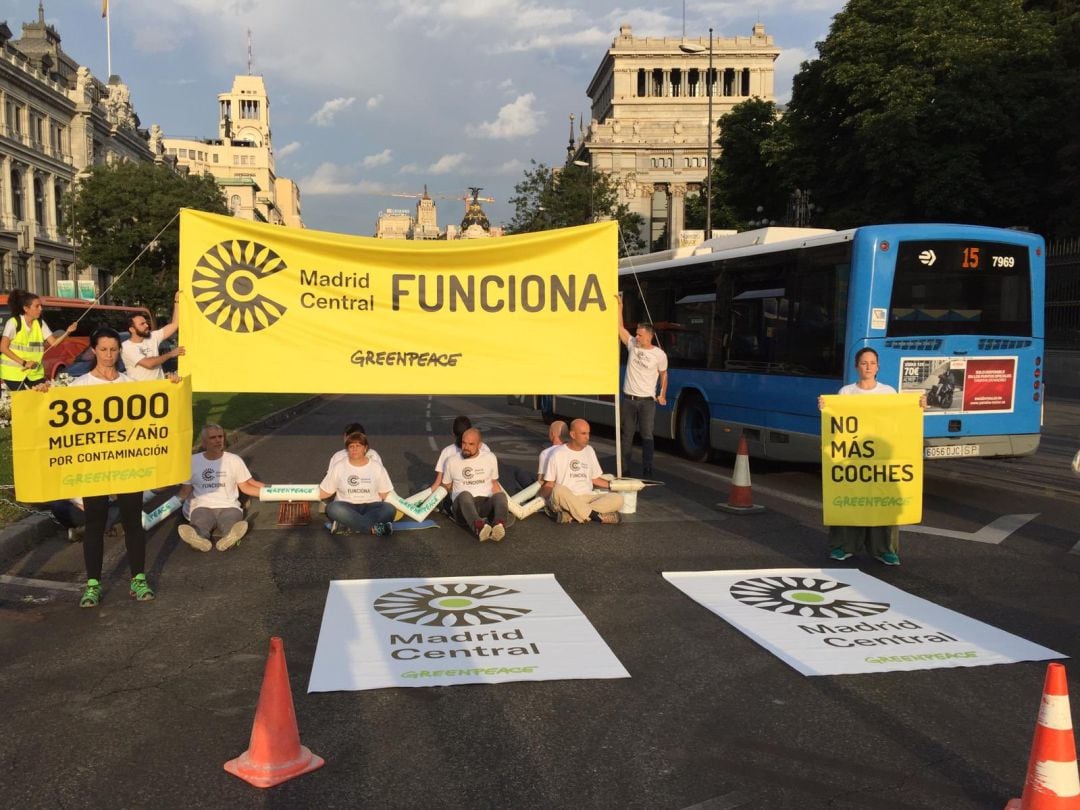 Activistas de Madrid Central cortan el acceso al centro por la calle Alcalá.