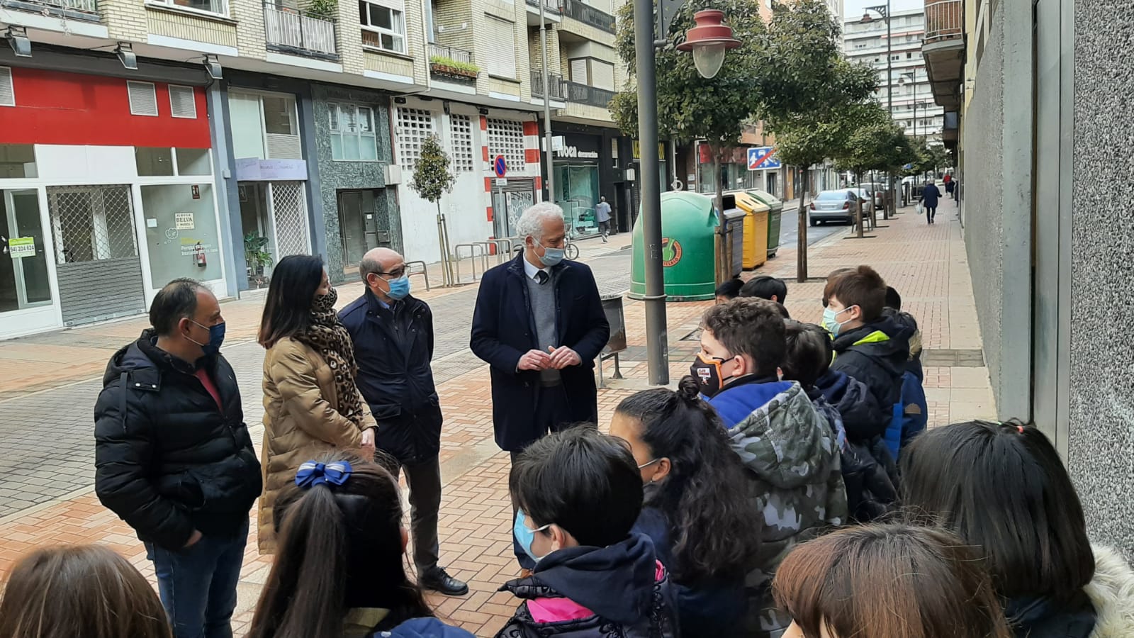 El alcalde de Logroño con responsables y escolares del Colegio Los Boscos