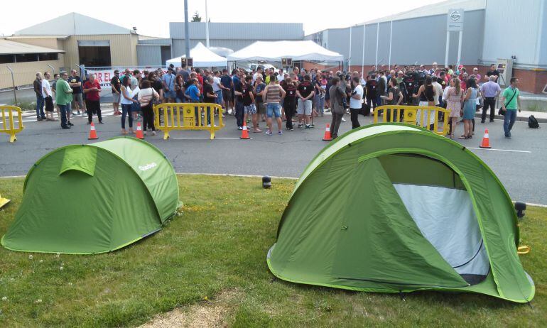 Campamento situado frente a la antigua puerta de la factoría, sobre la rotonda