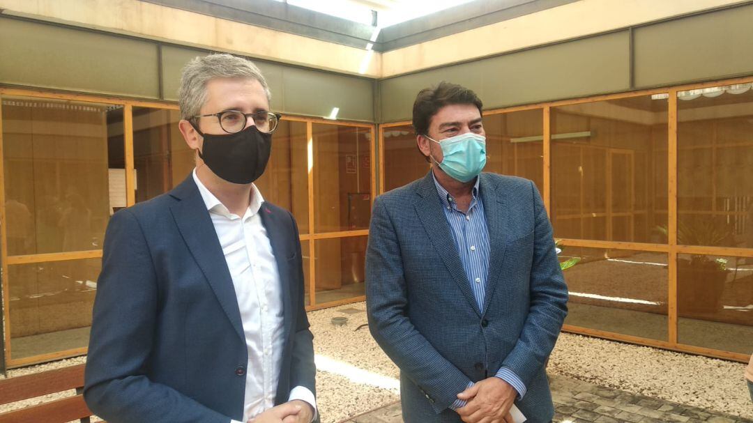 El conseller España y el alcalde Barcala comparecen ante los medios tras el encuentro entre ambos
