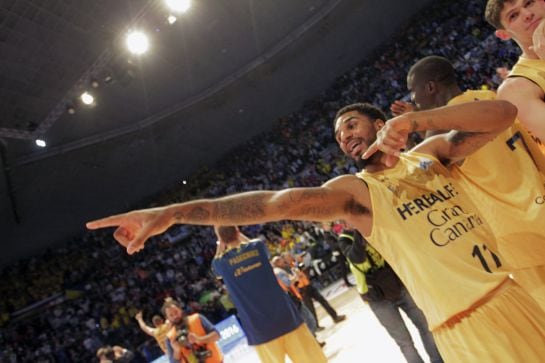 El escolta estadounidense del Herbalife Gran Canaria DJ Seeley celebra la victoria ante el Dominion Bilbao Basket por 81-71.