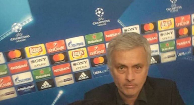 Así se quedó Mourinho cuando le pidieron un selfie en la misma sala de prensa