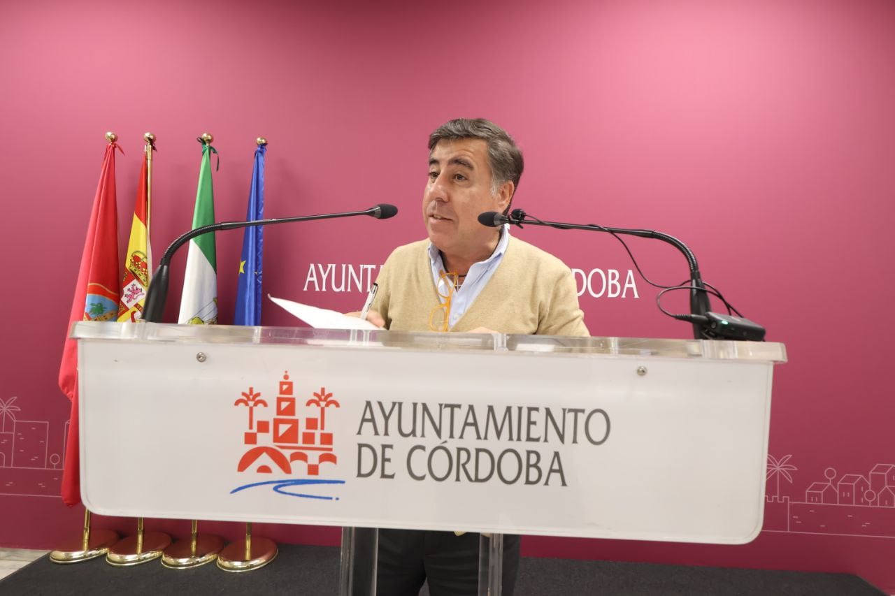 El delegado de Infraestructuras del Ayuntamiento de Córdoba, Miguel Ruiz Madruga, durante una rueda de prensa en el Ayuntamiento