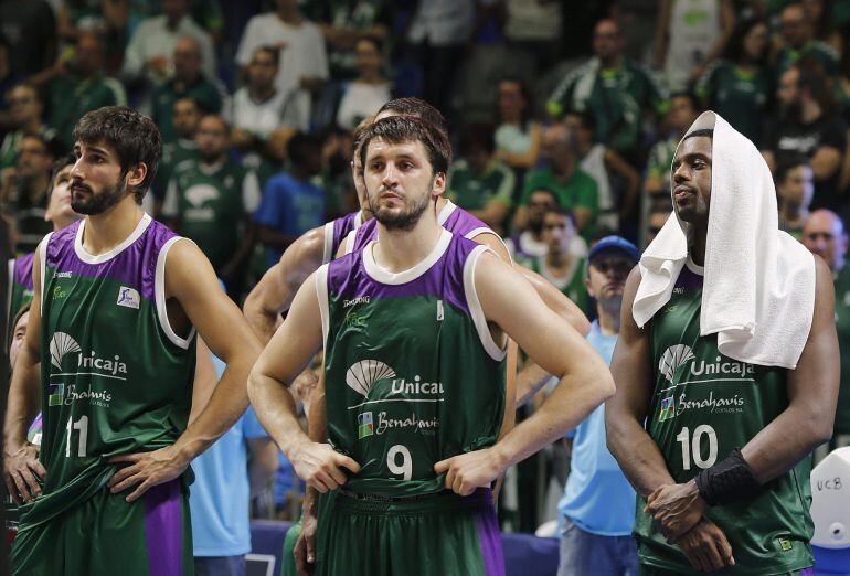 Los jugadores del Unicaja, derrotados tras perder contra el Barcelona en la Supercopa