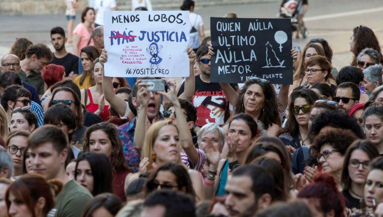 arios miles de personas, en su mayoría mujeres, se concentran en Murcia para mostrar su indignación por la decisión de la Audiencia de Navarra de conceder la libertad condicional bajo fianza a los cinco miembros de La Manada