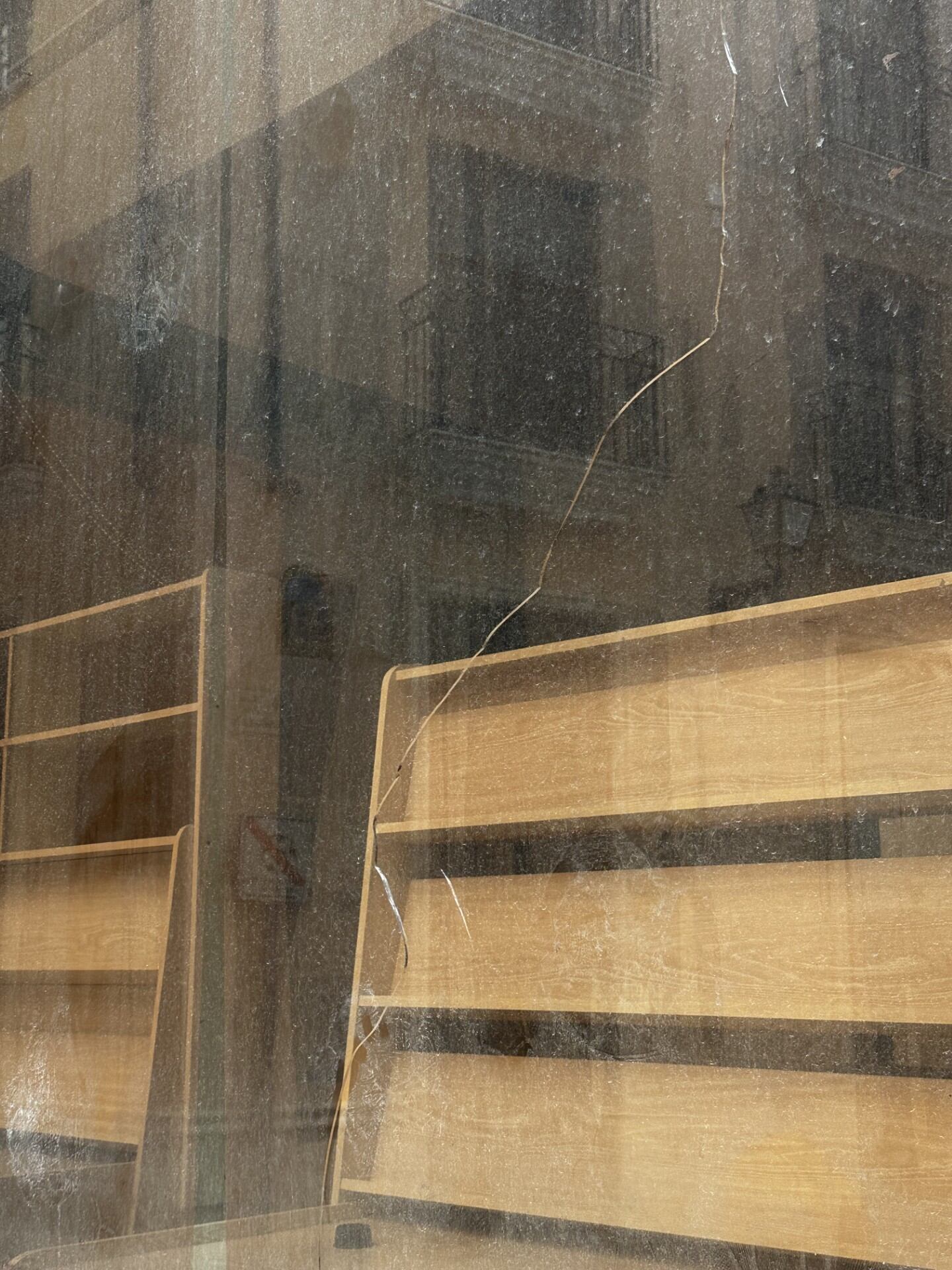 Cristal de la colegiata roto a balonazos.