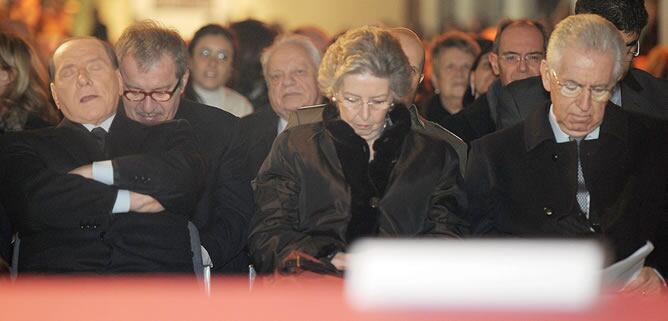 Berlusconi sentado con Monti y su esposa en el acto en conmemoración del Holocausto en Milán.