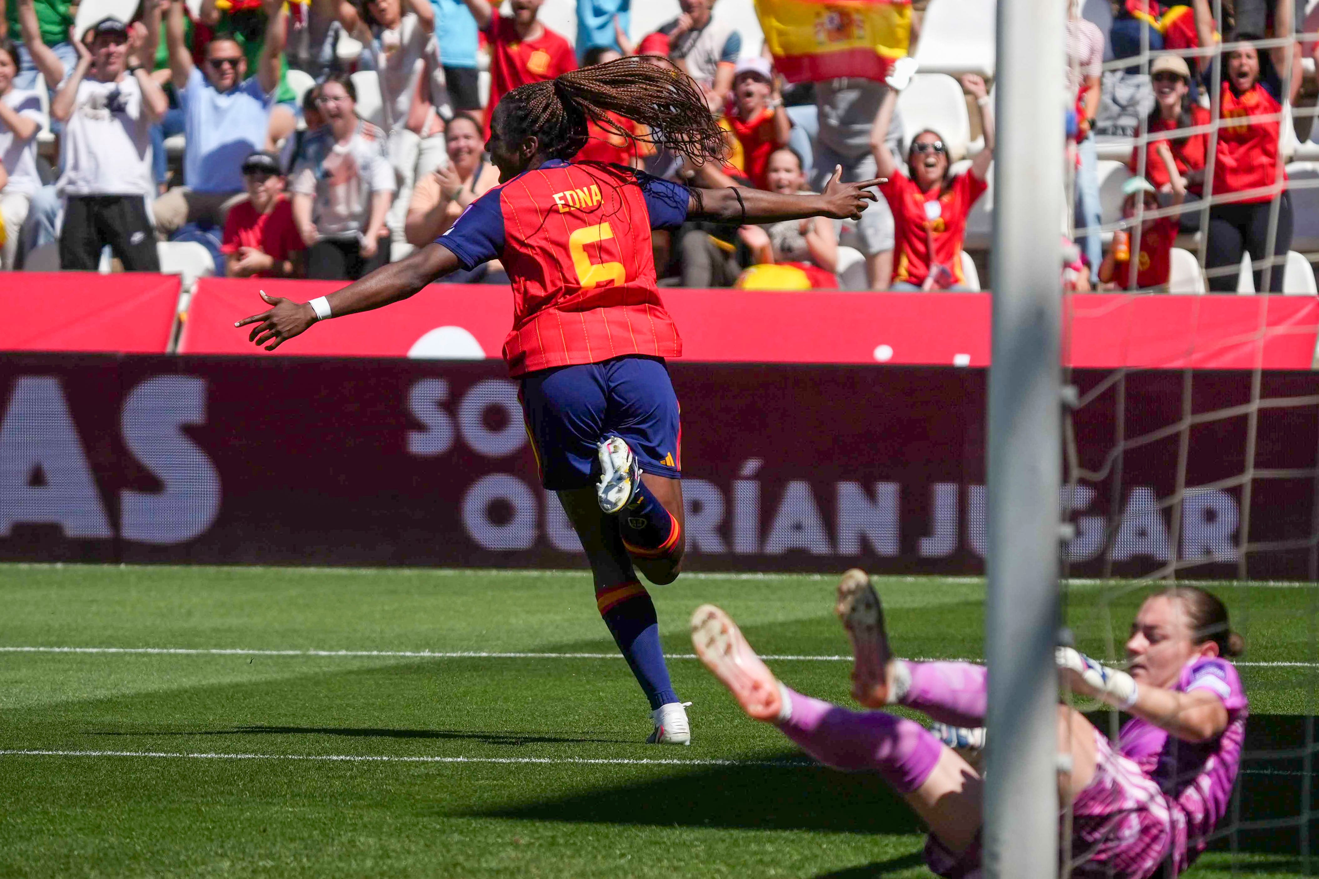 Edna Imade celebrando uno de los goles frente a Ucrania