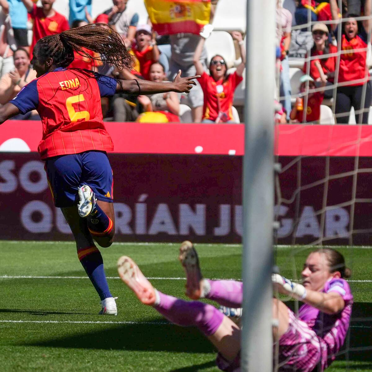 España cumple con goleada ante Ucrania (5-0) para no descolgarse de la carrera al Mundial 2027