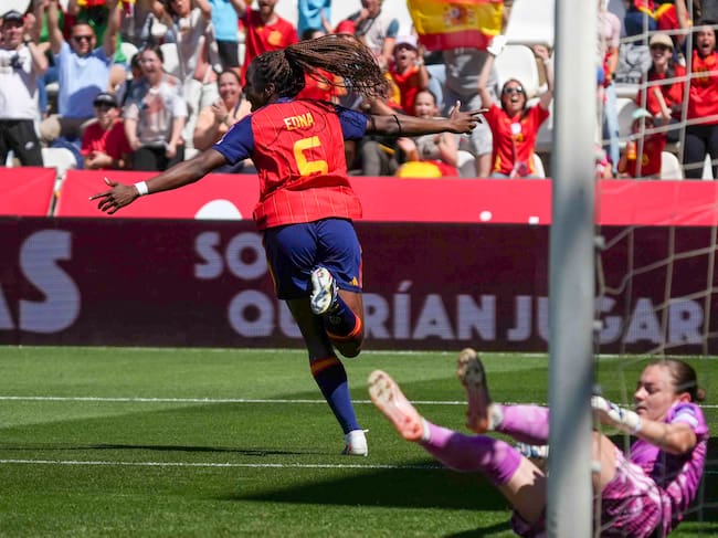 Edna Imade celebrando uno de los goles frente a Ucrania