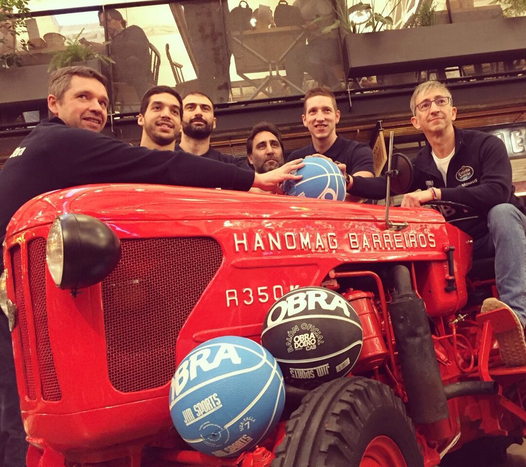 Técnicos y capitanes del Obradoiro CAB, durante la presentación de la campaña ADN Obra