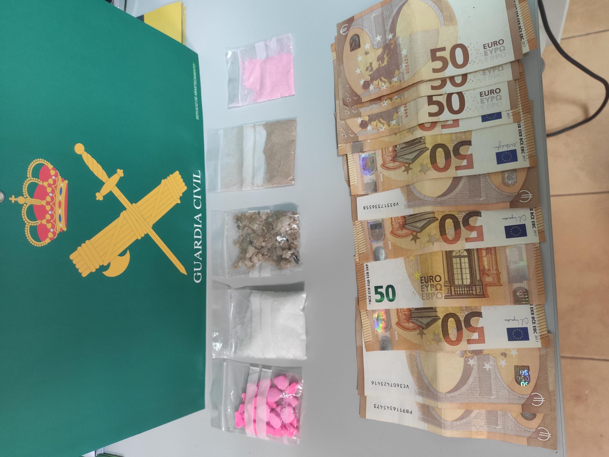Drogas de diseño y 705 euros en efectivo incautados por la Guardia Civil de Segovia