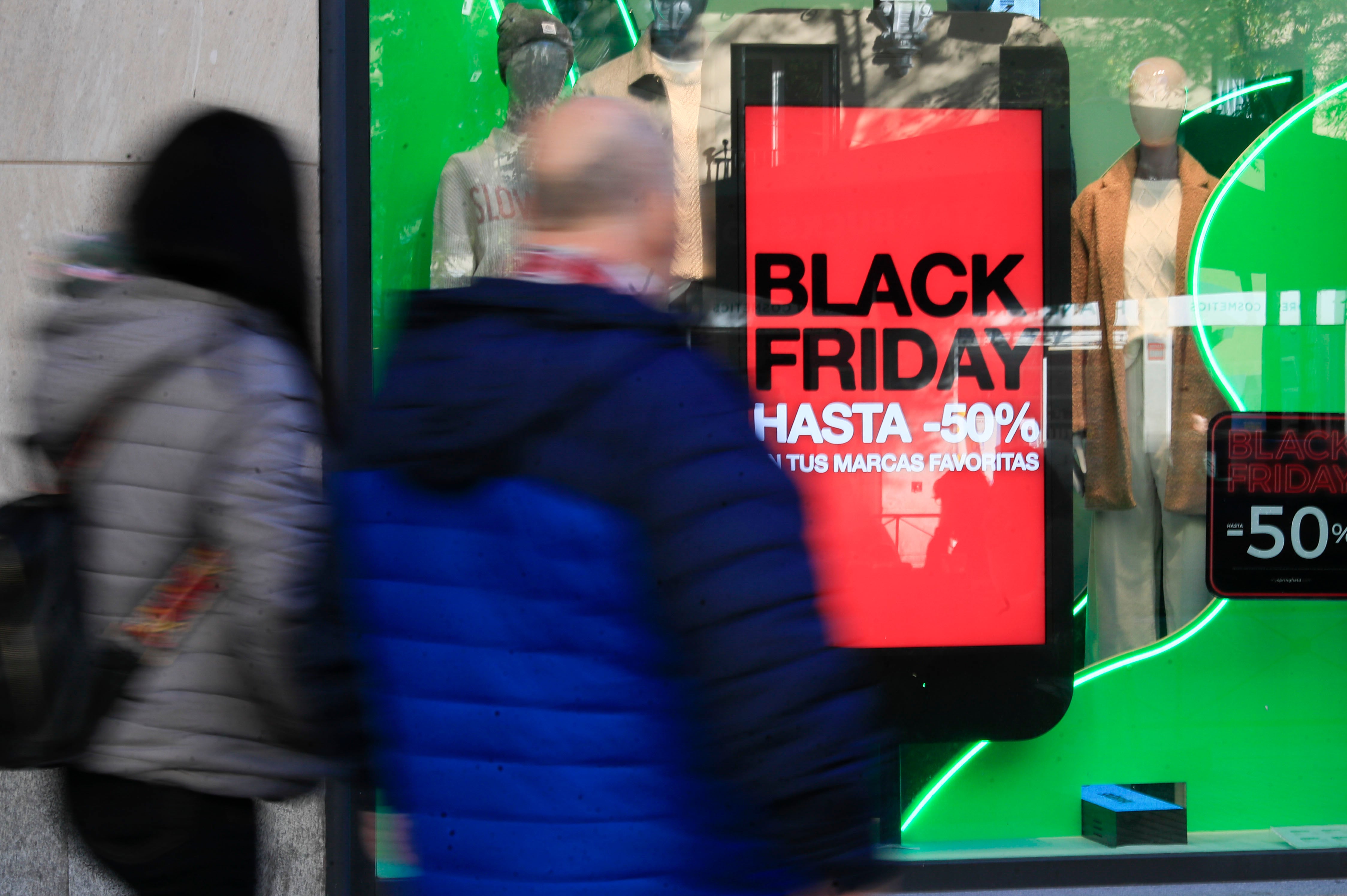 MADRID, 20/11/2023.- Escaparate de una tienda de ropa donde se muestra el descuento de algunas prendas con motivo del &quot;viernes negro&quot; (black friday) que se celebra el próximo 24 de noviembre, una fecha que se ha consolidado ya como el pistoletazo de salida de un periodo de gran consumo al enlazar con las Navidades y las rebajas de enero.  EFE/ Fernando Alvarado
