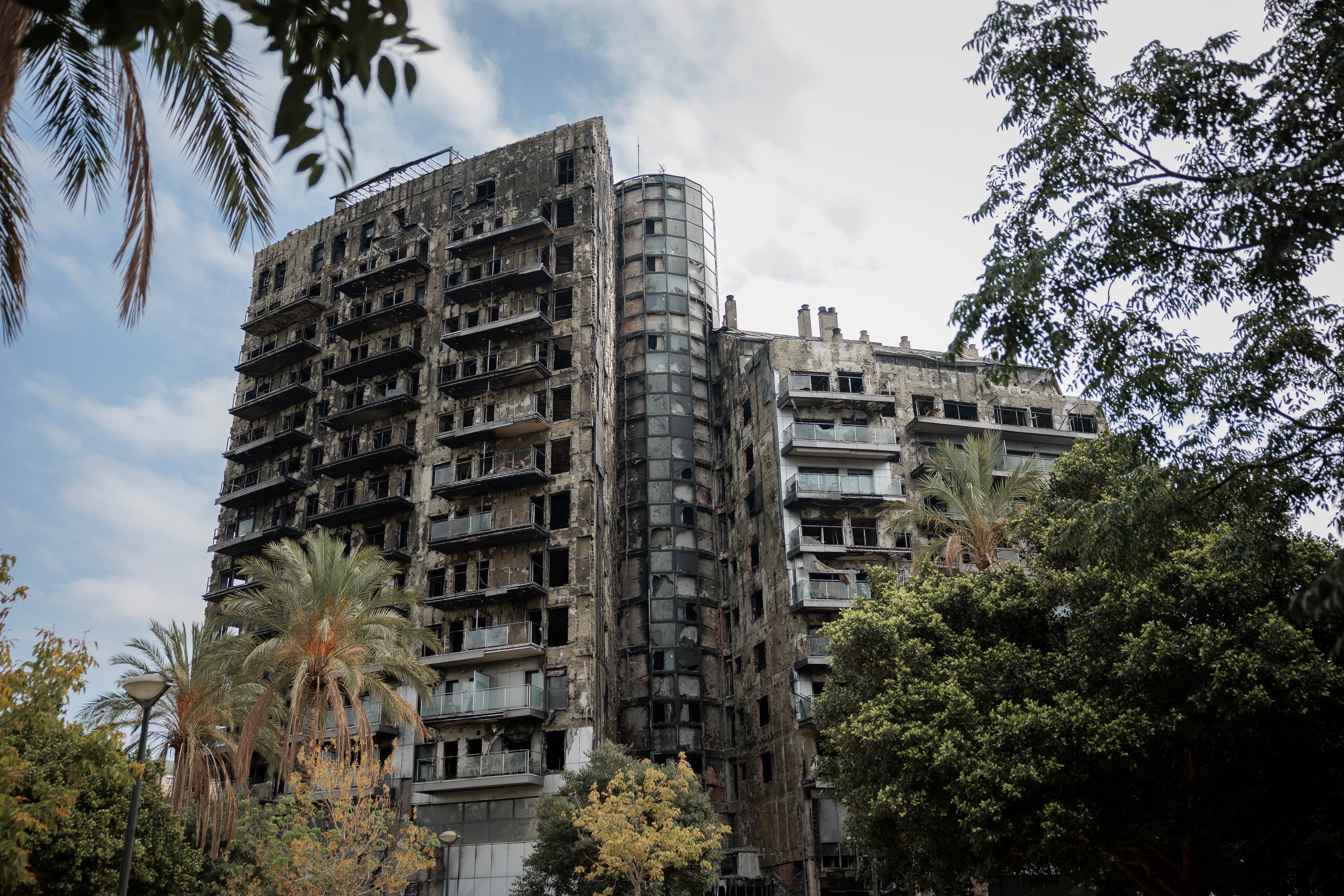 El incendio en el barrio valenciano de Campanar que segó la vida de diez personas y dejó sin hogar a un centenar de familias cumple este jueves seis meses, mientras se avanza en los trámites para la reconstrucción del edificio y en la investigación judicial del siniestro