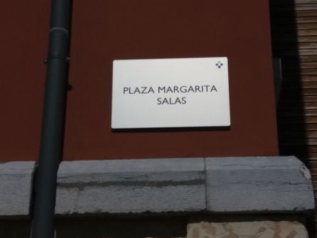 Placa de la Plaza de Margarita Salas