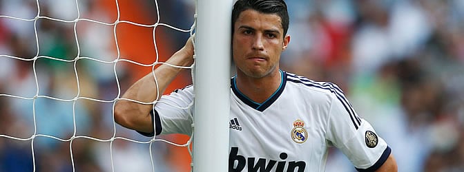 Cristiano Ronaldo se agarra a un palo de la portería durante el Real Madrid-Valencia