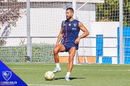 Rosales controla un balón durante un ejercicio