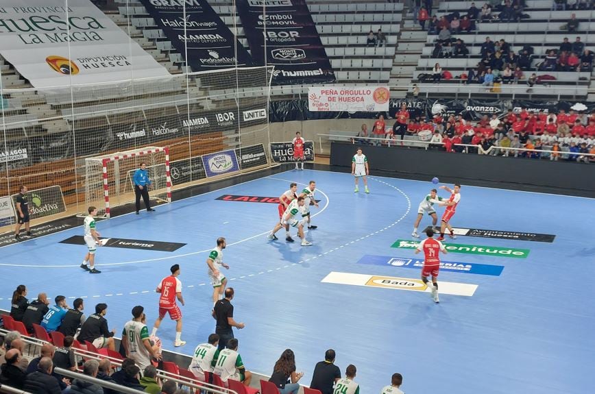 Bada Huesca se vio superado por Anaitasuna en el Palacio de los Deportes