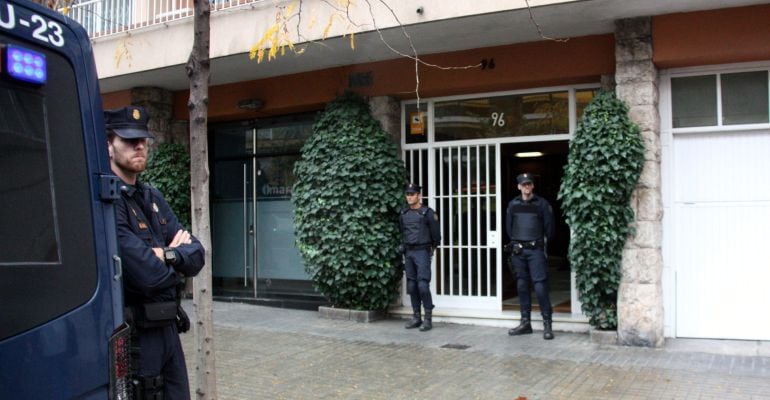 Tres agentes de la Policía custodian la casa del expresident de la Generalitat Jordi Pujol en la Zona Alta de Barcelona.