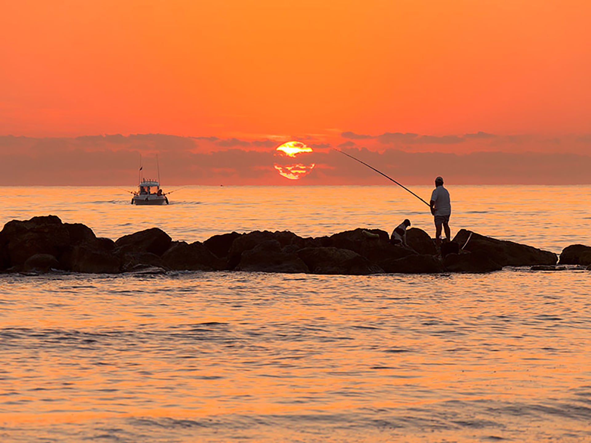 Un pescador en la playa de Oliva