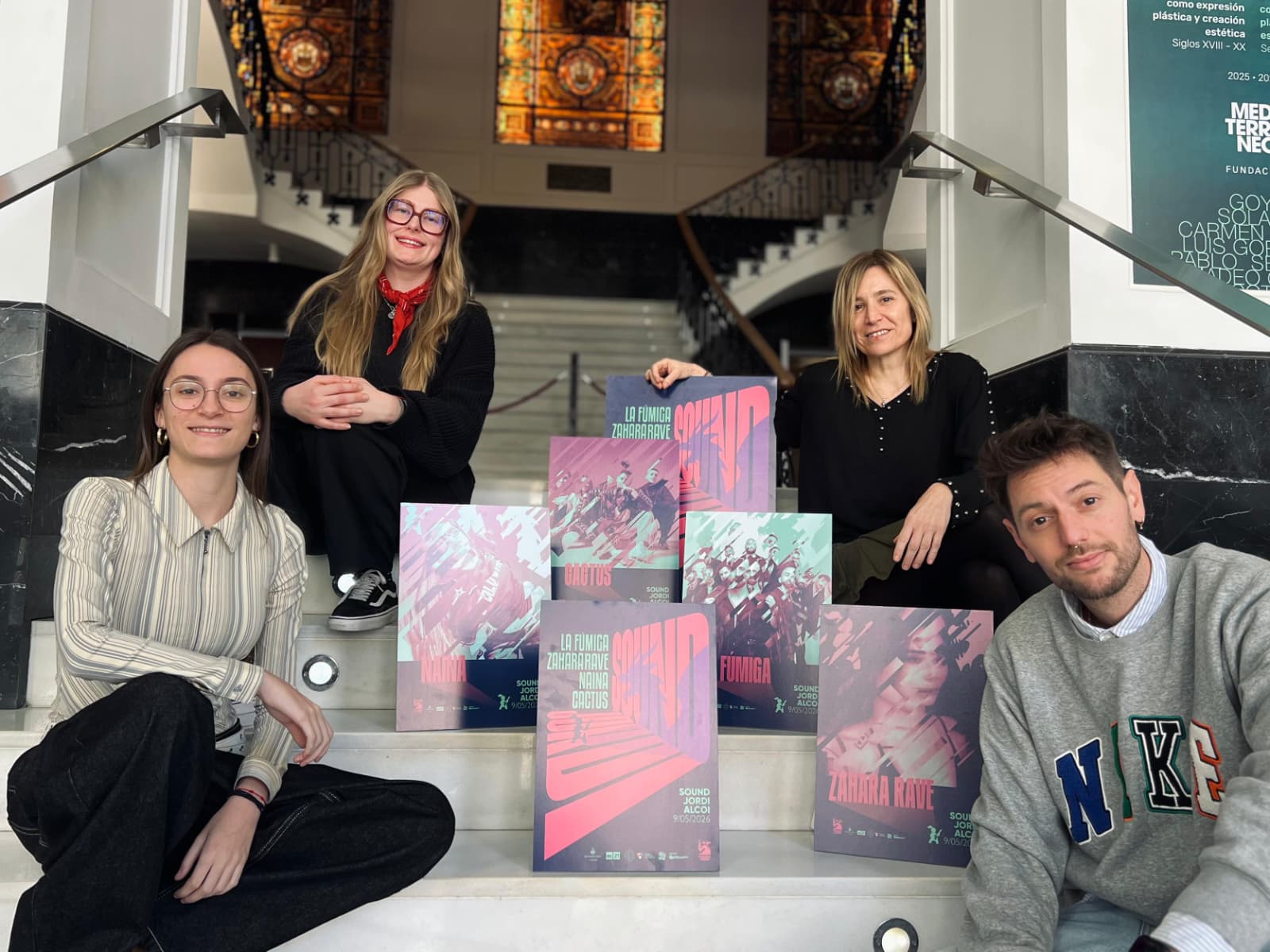 Naina, David el de Muro de Cactus, Elisa Guillem, edil de Cultura; e Iris Estella, promotora de Pro21, en la presentación del Sound Jordi 2026 en el IVAM CADA Alcoi.