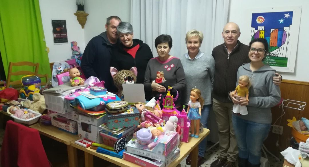 Colaboradores de Cáritas &#039;Cristo del Amparo&#039; en Cuenca con los juguetes donados.