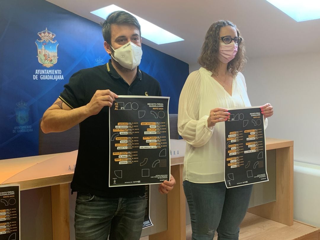 Daniel Pérez y Sara Simón con el cartel de los conciertos