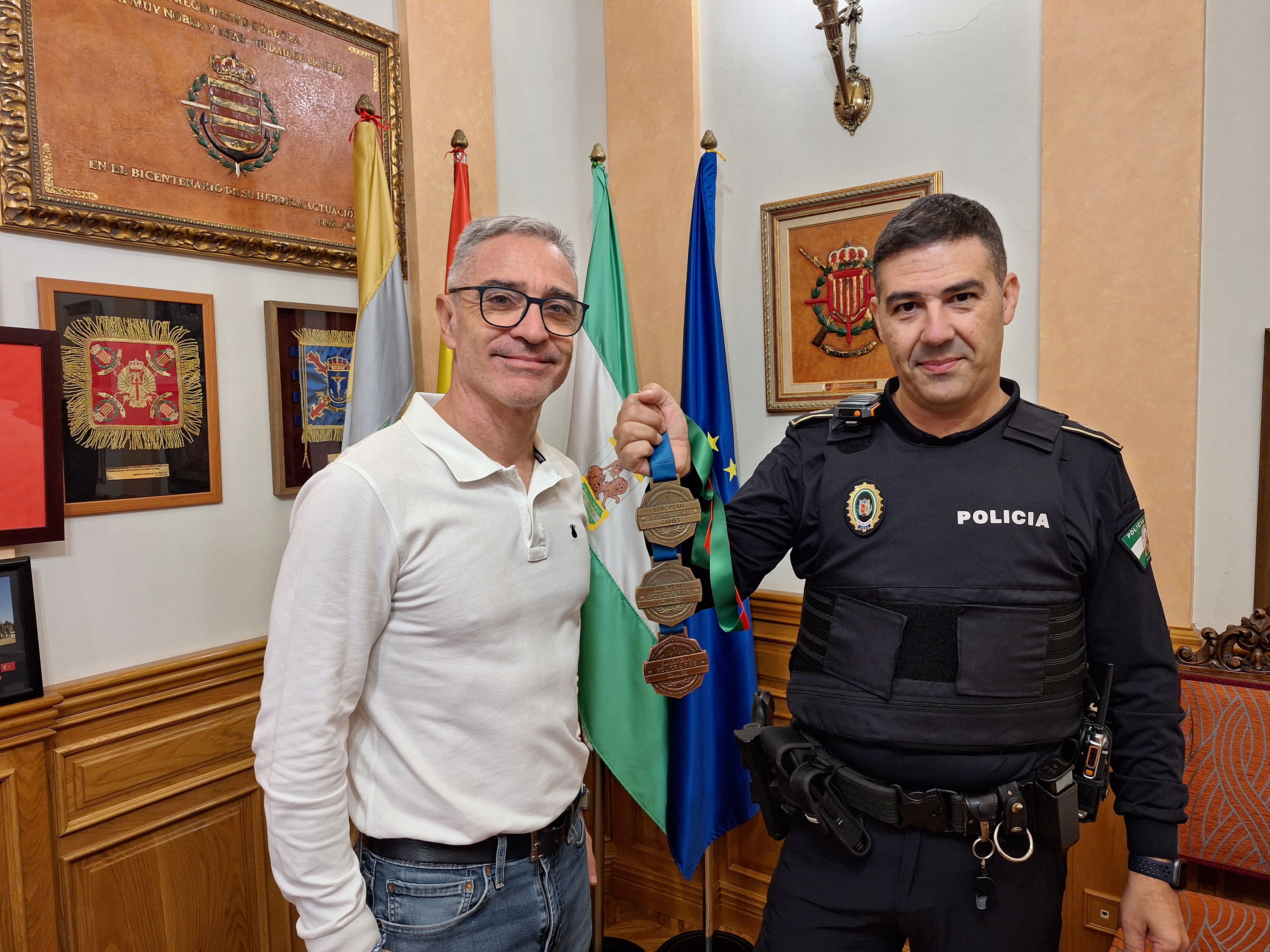 El alcalde de Bailén recibió al policía local Antonio Rodríguez, medallista en los europeos celebrados en Braga.