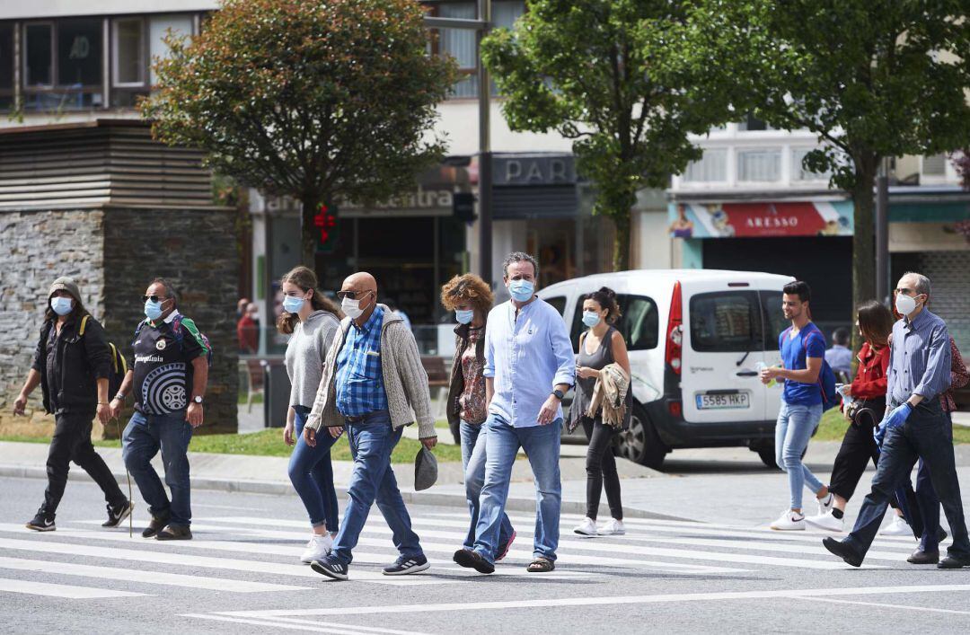 Transeúntes pasean por calles de Santander.