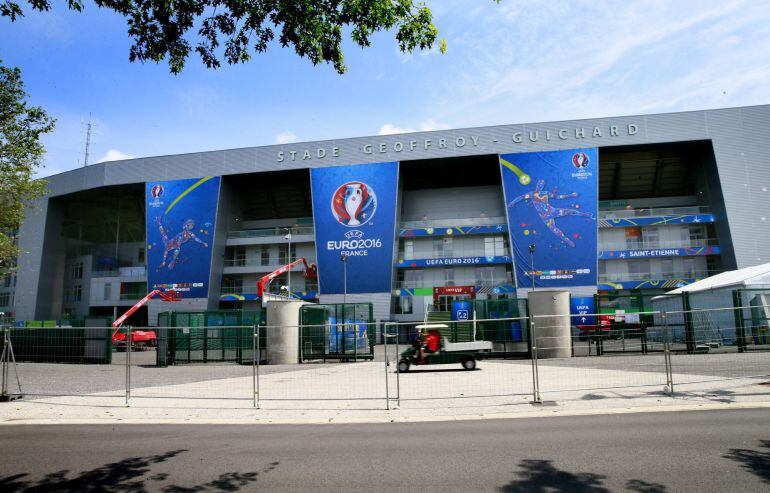 Obreros trabajan ajustando hoy, miércoles 8 de junio de 2016, los últimos detalles en los carteles que adornan el exterior del Estadio Geoffroy-Guichard de Saint-Étienne