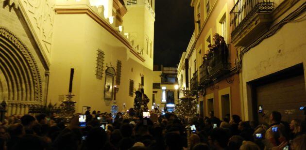 El Cristo de las Tres Caídas a su salida de la Parroquia de Santa Ana