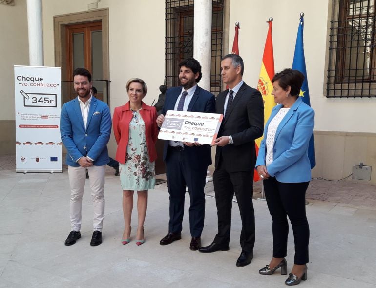 Los jóvenes sin formación ni empleo adscritos al sistema de Garantía Juvenil recibirán este cheque &quot;Yo conduzco&quot; para mejorar su inserción laboral