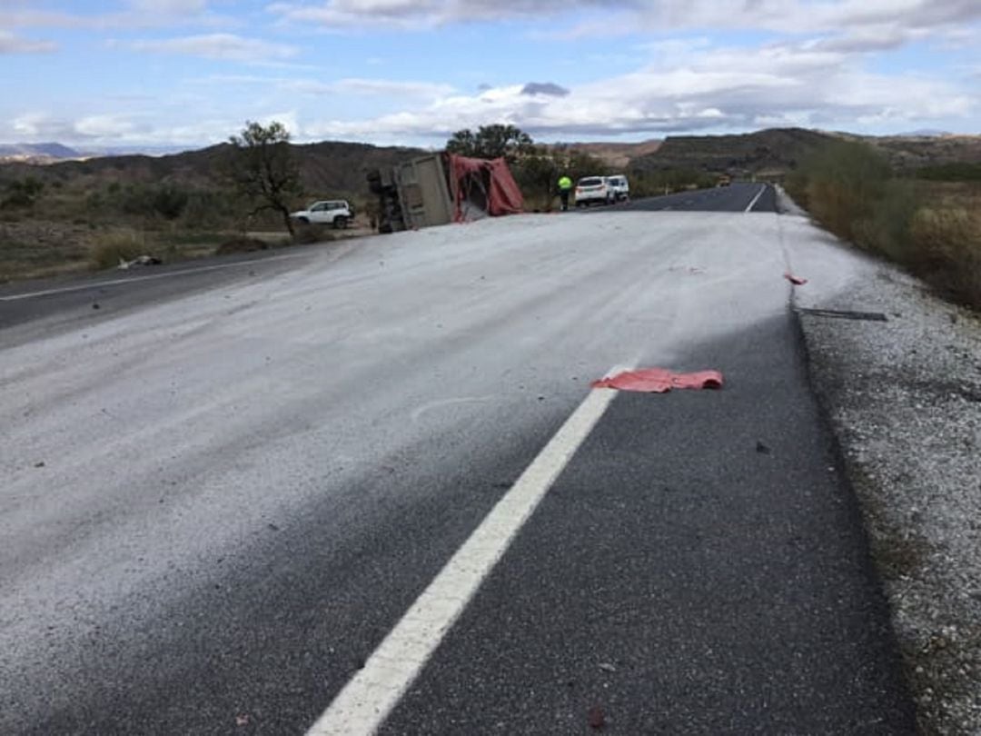 Accidente de tráfico en la carretera A-315 en el término municipal de Freila