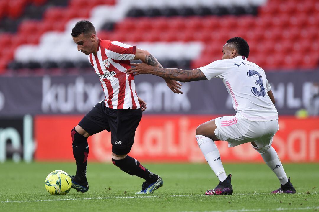Berenguer conduce el balón ante Militao