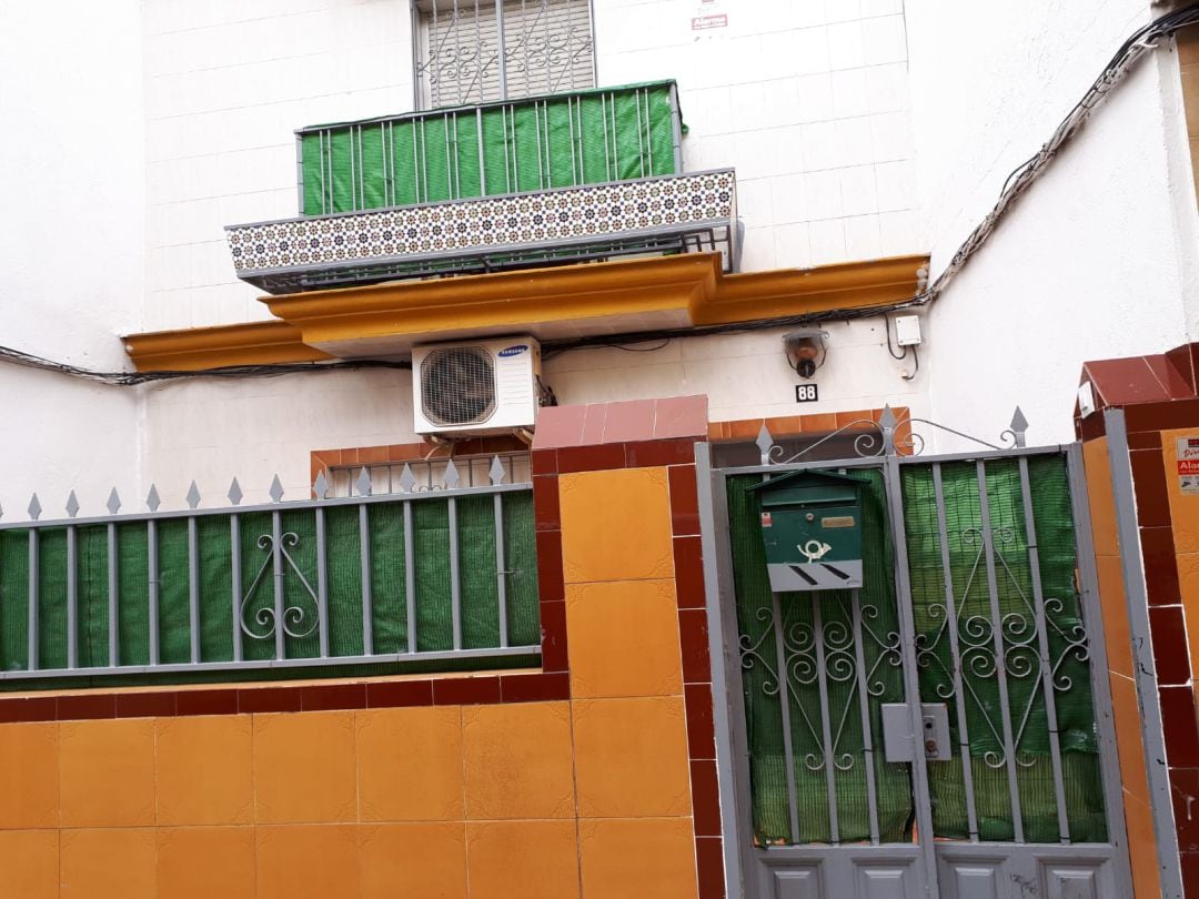 Puerta de la vivienda del presunto terrorista detenido