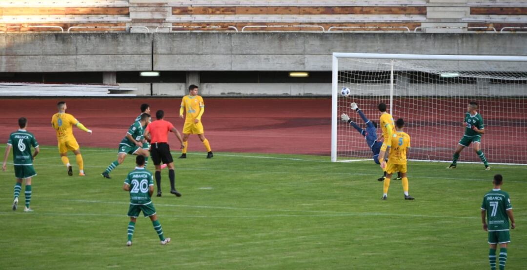 Oscar Primo, con el 9 a la espalda, marca el segundo de sus goles ante el Coruxo