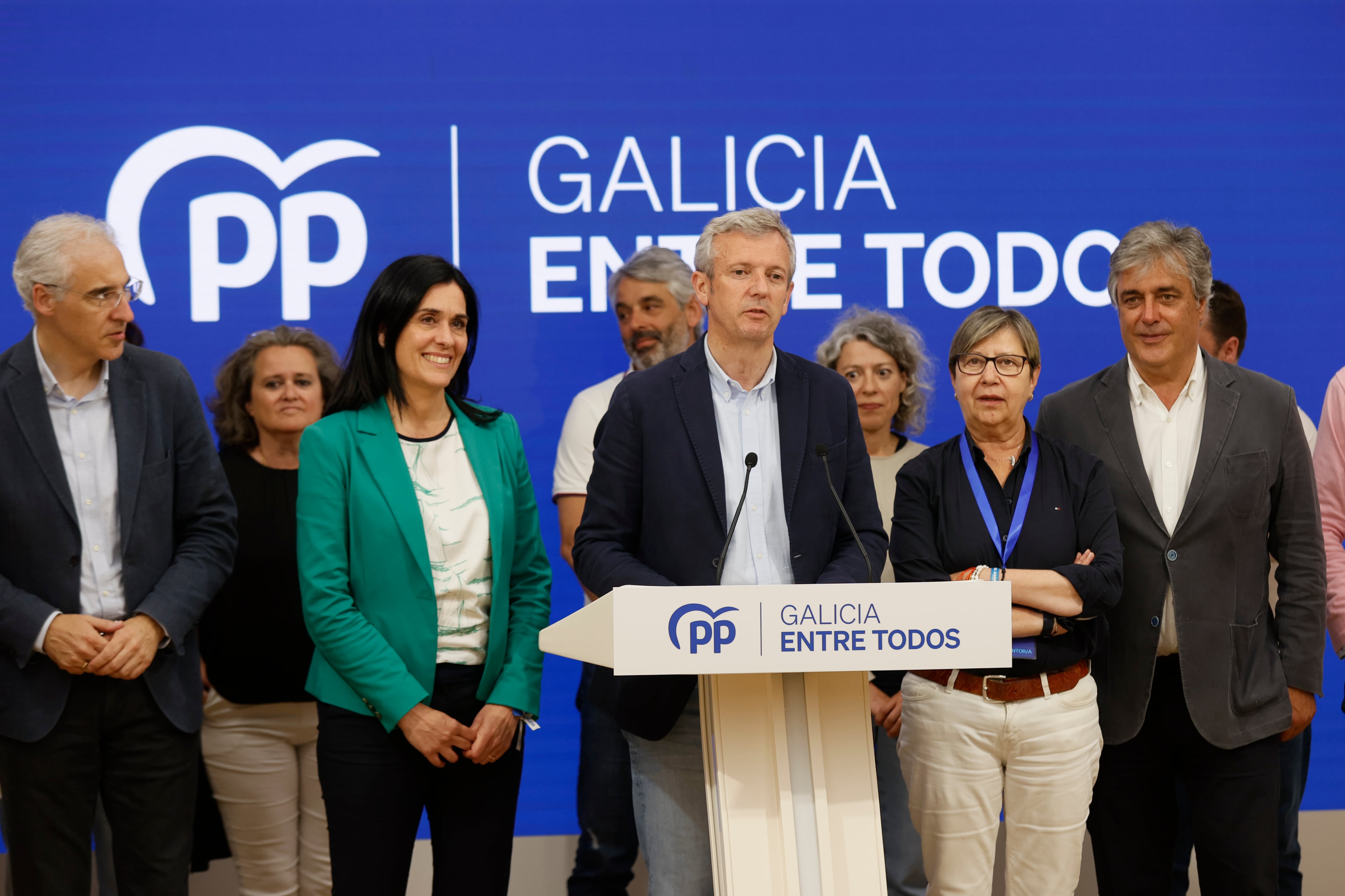 SANTIAGO DE COMPOSTELA, 28/05/2023.- El presidente de la Xunta, Alfonso Rueda, durante su comparecencia en la sede de los populares en Santiago de Compostela tras conocerse los resultados de las elecciones celebradas hoy Domingo. EFE/Lavandeira jr.
