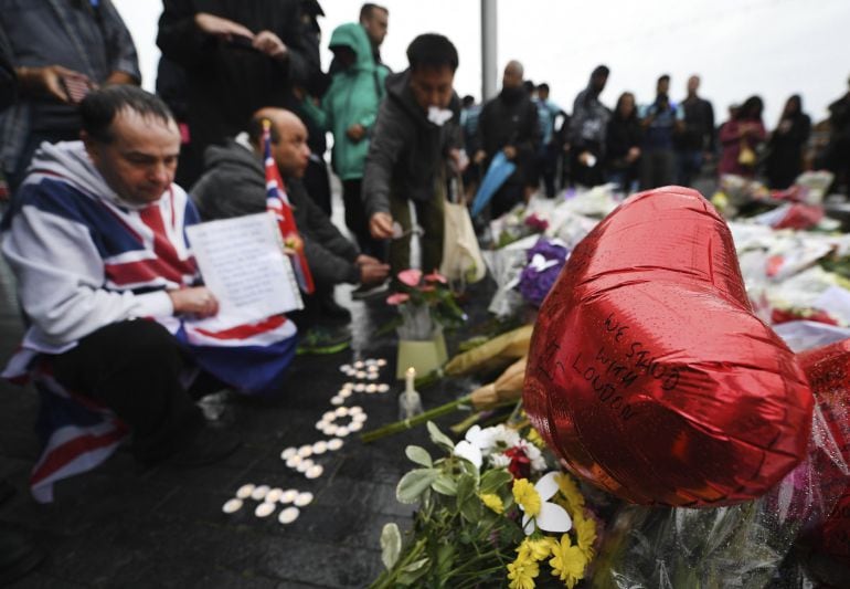 Vista de las flores y las velas durante en una manifestación en solidaridad con las víctimas del ataque en Londres