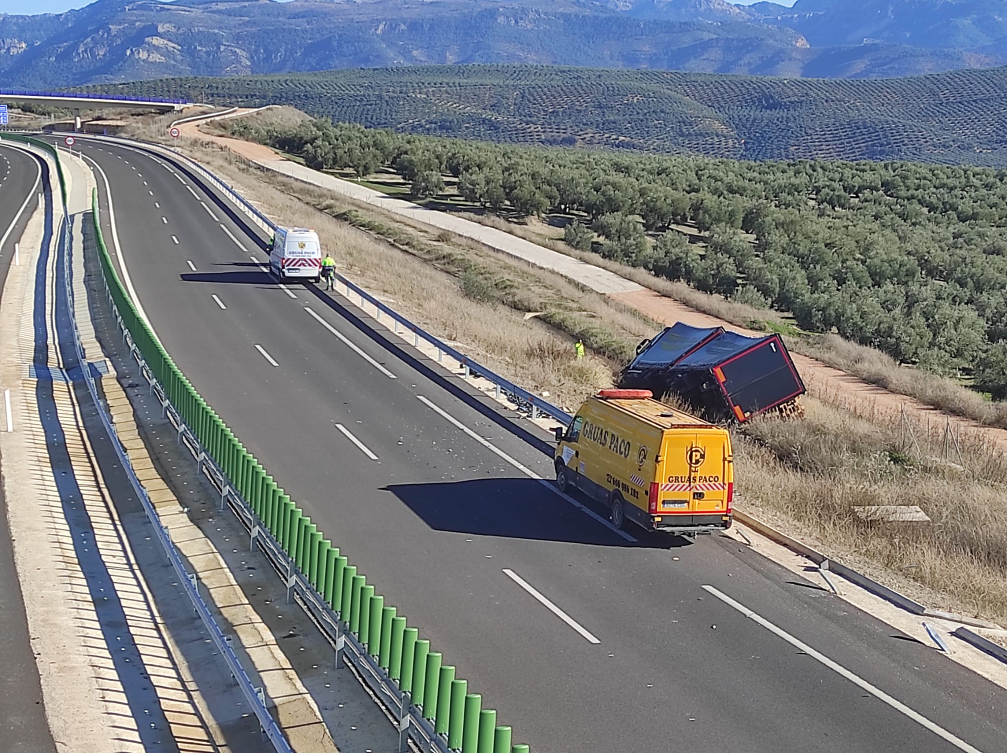 Un camión articulado se sale de la calzada en la A-32 a la altura de Iznatoraf