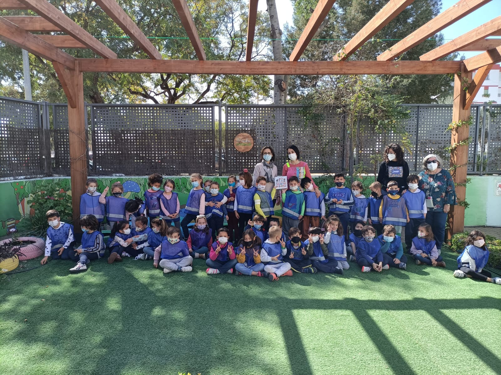 Los pequeños &quot;patrullas&quot; del barrio, los alumnos del colegio de Infantil Julio César, de Pino Montano, han bautizado la nueva &quot;Plaza de las Escritoras&quot;.