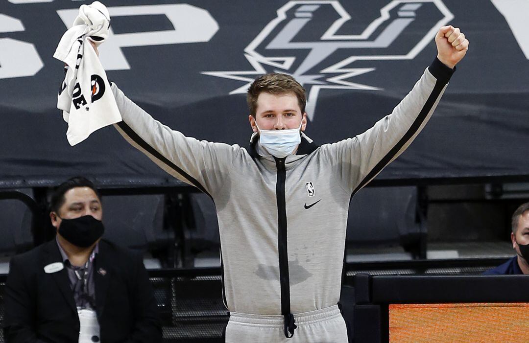 Luka Doncic sigue desde el banquillo el partido ante San Antonio Spurs